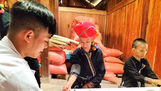 Khám, phát thuốc miễn phí cho người dân có hoàn cảnh khó khăn tại Thẳm Dương