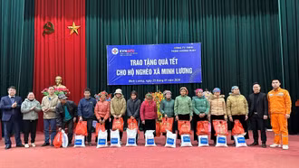 Điện lực Văn Bàn tặng quà người nghèo tại xã Minh Lương