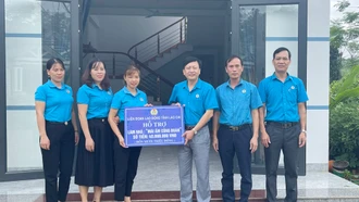 Trao tiền hỗ trợ làm 2 nhà “Mái ấm công đoàn”
