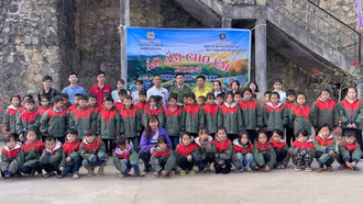 Tặng hơn 1.330 chiếc áo khoác cho học sinh nghèo huyện Văn Bàn