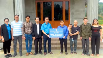 LĐLĐ tỉnh trao hỗ trợ xây, sửa nhà cho đoàn viên công đoàn