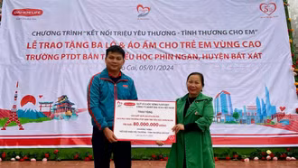 Nhiều phần quà trao tặng học sinh xã Phìn Ngan