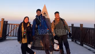 Du khách leo đường bộ thích thú khám phá băng trên đỉnh Fansipan