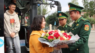 Đón đoàn khách du lịch đầu tiên tham gia tuyến vận tải hành khách không định kỳ qua biên giới Việt Nam - Trung Quốc