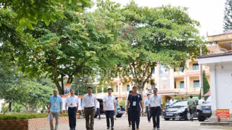 Đồng chí Giàng Thị Dung kiểm tra công tác thi tốt nghiệp THPT năm 2023 tại huyện Văn Bàn