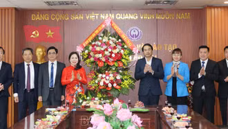 Đồng chí Trịnh Xuân Trường, Chủ tịch UBND tỉnh thăm và tặng hoa chúc mừng lãnh đạo, cán bộ Sở Giáo dục và Đào tạo tỉnh Lào Cai