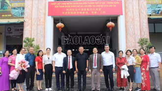 Đoàn đại biểu thành phố Di Lặc (Trung Quốc) tham quan chợ Du lịch và kết thúc chuyến công tác tại Lào Cai