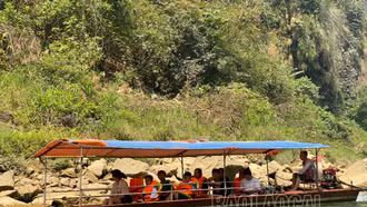 Du thuyền trên sông Chảy hấp dẫn người dân và du khách những ngày nắng nóng