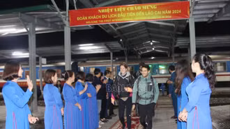 Chào mừng đoàn khách du lịch đầu tiên đến Lào Cai