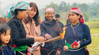 Cùng người Tày "Mo tham thát" ngày đầu năm