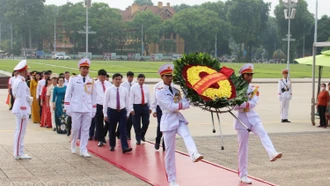 Đoàn công tác của thành phố Lào Cai báo công dâng Bác