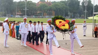 Đoàn công tác của thành phố Lào Cai báo công dâng Bác