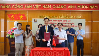 Đoàn công tác của Trường Đại học Uiduk Hàn Quốc thăm và làm việc với Trường Cao đẳng Lào Cai