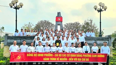 Phường Cam Đường tổ chức sinh hoạt chuyên đề “Hành trình về nguồn – Đến với địa chỉ đỏ”