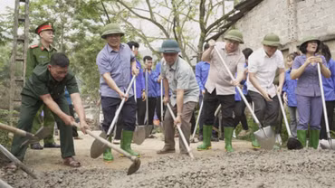 Các đồng chí lãnh đạo tỉnh dự Lễ phát động xây dựng đường giao thông nông thôn