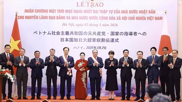 Nguyên Tổng Bí thư Nông Đức Mạnh, nguyên Thủ tướng Nguyễn Tấn Dũng nhận Huân chương Mặt trời mọc