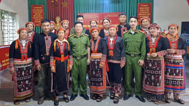 Công an xã Phúc Lợi ra quân tuyên truyền pháp luật về an ninh, trật tự