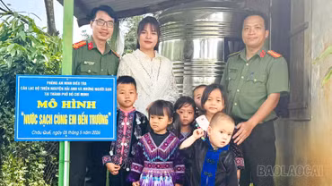 Phòng An ninh điều tra Công an tỉnh Lào Cai phối hợp các đơn vị tổ chức bàn giao mô hình “Nước sạch cùng em đến trường”