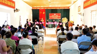 Đồng chí Phó Chủ tịch UBND tỉnh Vũ Thị Hiền Hạnh dự Ngày hội Đại đoàn kết tại thôn Nà Đình, xã Cảm Nhân