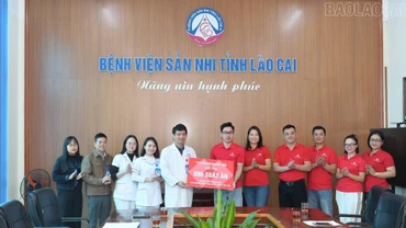 Techcombank Vùng 2 trao quà thiện nguyện tại Bệnh viện Sản - Nhi Lào Cai