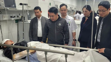 Chủ tịch UBND tỉnh Lào Cai Nguyễn Tuấn Anh thăm hỏi nạn nhân vụ tai nạn giao thông đặc biệt nghiêm trọng xảy ra tại xã Phình Hồ