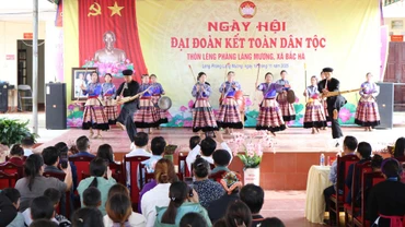 Đồng chí Vũ Quỳnh Khánh - Phó Chủ tịch Thường trực HĐND tỉnh dự Ngày hội Đại đoàn kết tại thôn Lèng Phàng Làng Mương, xã Bắc Hà