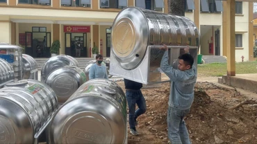 Xã Phúc Lợi hỗ trợ 32 téc nước cho hộ nghèo năm 2025