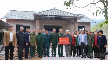 Trao tặng kinh phí xây nhà tình nghĩa tại xã Thác Bà