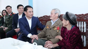 Bí thư Tỉnh ủy - Trịnh Việt Hùng thăm và tặng quà Tết tại xã Mậu A