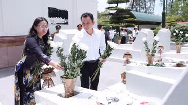 Đoàn công tác tỉnh Lào Cai dâng hương tại Khu di tích lịch sử Ngã ba Đồng Lộc