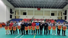 Ban tổ chức trao cờ lưu niệm cho đại diện 12 đội bóng tham dự Giải bóng đá nhi đồng tranh Cúp các câu lạc bộ tỉnh lần thứ nhất năm 2026.