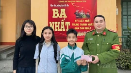 3 học sinh Trường THCS Tô Hiệu nhặt được điện thoại trả lại người đánh mất