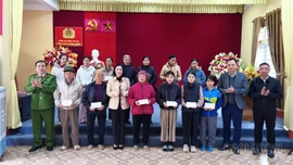 Đảng ủy Các cơ quan Đảng tỉnh thăm, tặng quà Tết cho Nhân dân xã Đông Cuông