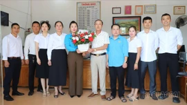 Công đoàn phường Nghĩa Lộ thăm, tặng quà các doanh nghiệp nhân Ngày Doanh nhân Việt Nam