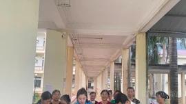 Niềm vui của người dân khi được nhận những suất cháo miễn phí