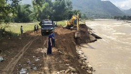 Phường Cầu Thia chủ động gia cố bờ kè, đảm bảo an toàn trước hoàn lưu bão số 11 