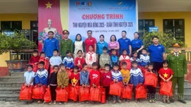 95 suất quà được tuổi trẻ xã Liên Sơn trao trong chương trình Tình nguyện mùa đông