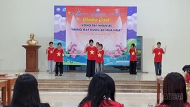 Ấm áp chương trình “Vòng tay nhân ái – Mừng đất nước 80 mùa hoa”