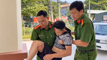 Công an xã Đông Cuông kịp thời hỗ trợ người dân bị tai nạn giao thông