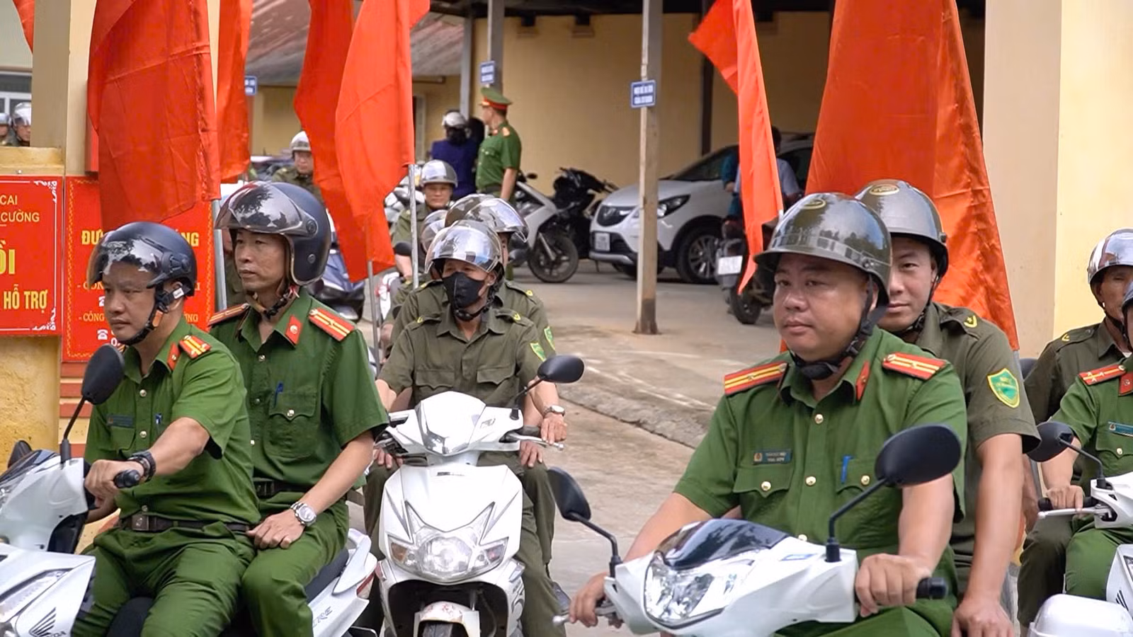 Sau Lễ phát động, Công an phường Nam Cường tổ chức lực lượng diễu hành trên một số tuyến đường của phường.