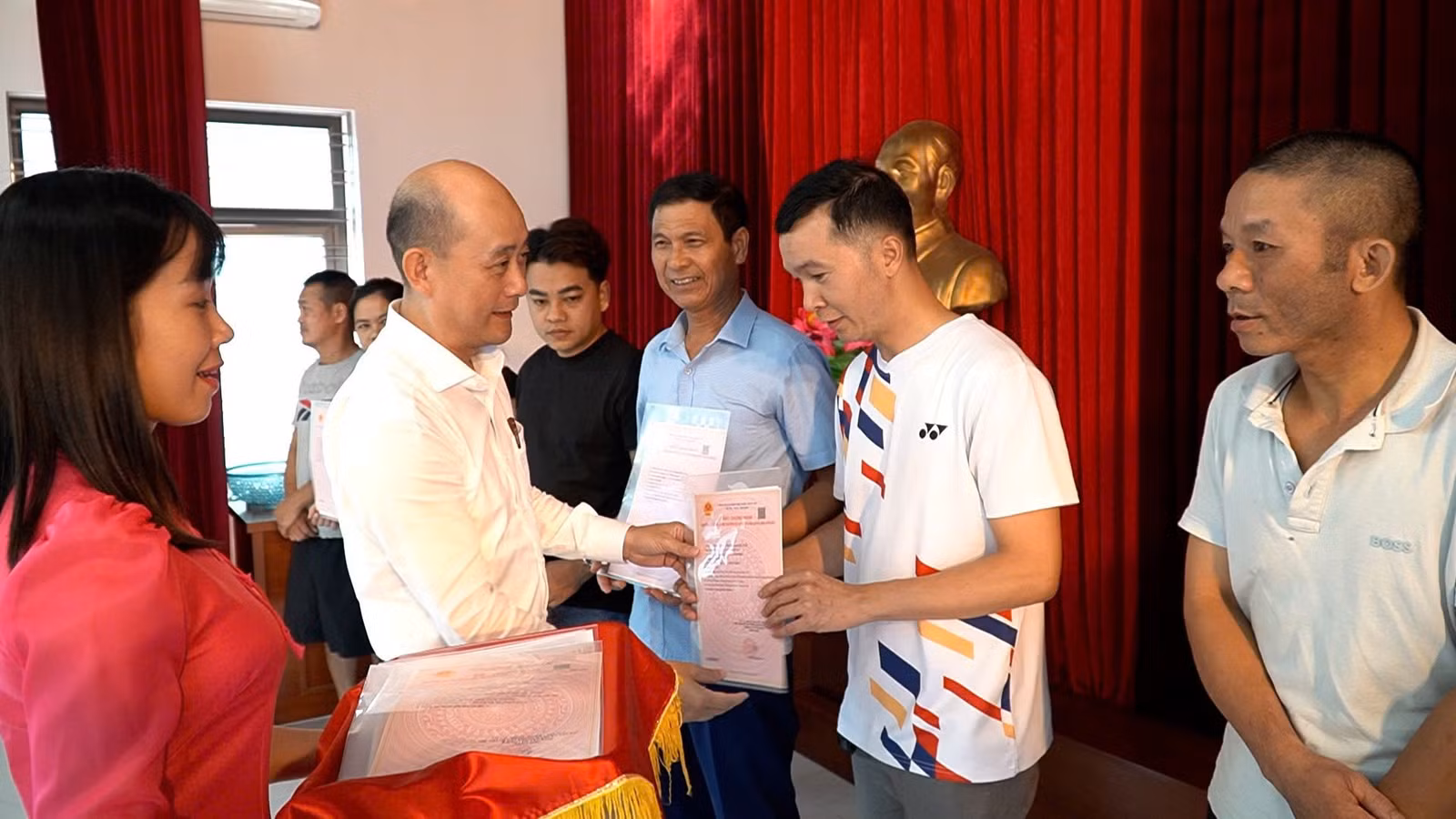 Lãnh đạo phường Yên Bái trao giấy chứng nhận quyền sử dụng đất cho các hộ dân 10 hộ dân đã được thực hiện trước hạn so với quy định.