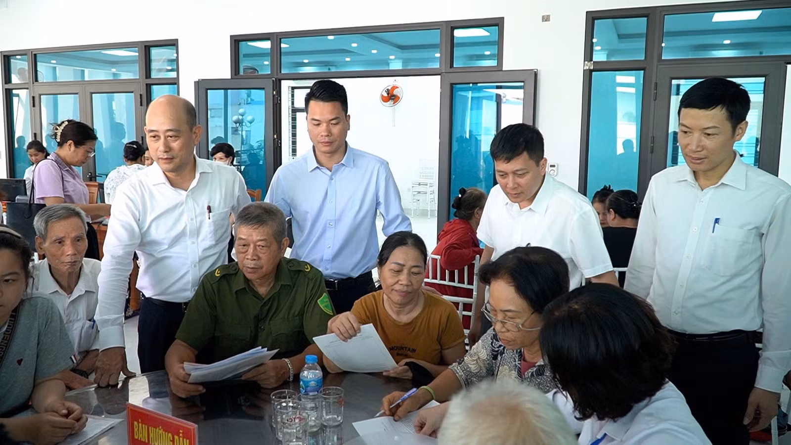 Lãnh đạo phường Yên Bái kiểm tra việc hướng dẫn làm thủ tục hành chính liên quan đến đất đai cho Nhân dân.