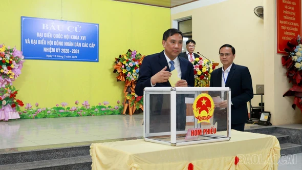 Đồng chí Hoàng Giang, Phó Bí thư Thường trực Tỉnh ủy dự khai mạc bầu cử và bỏ phiếu bầu tại xã Trấn Yên 