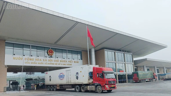 Hơn 1.200 lượt xe xuất - nhập cảnh qua Cửa khẩu Kim Thành trong 4 ngày nghỉ Tết Dương lịch