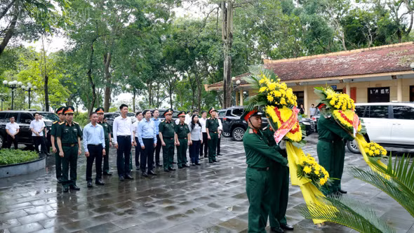 Bí thư Tỉnh ủy Lào Cai và Chính ủy Quân khu 2 dâng hương tưởng niệm Chủ tịch Hồ Chí Minh và các Anh hùng liệt sĩ tại phường Nghĩa Lộ 