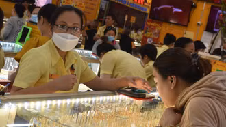 Tiếp tục nóng lên