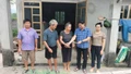 Ông Bùi Đình Vượng, Chủ tịch Uỷ ban Mặt trận Tổ quốc phường Cầu Thia trao quà hỗ trợ nhân dân