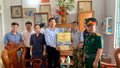 Trưởng Ban Tuyên giáo và Dân vận Tỉnh ủy Dương Đức Huy thăm, tặng quà gia đình người có công tại xã Hưng Khánh