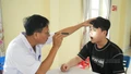 Các công dân được kiểm tra răng.