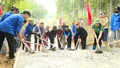 Người dân thôn Làng Quạch, xã Mậu A chung sức làm đường giao thông nông thôn.